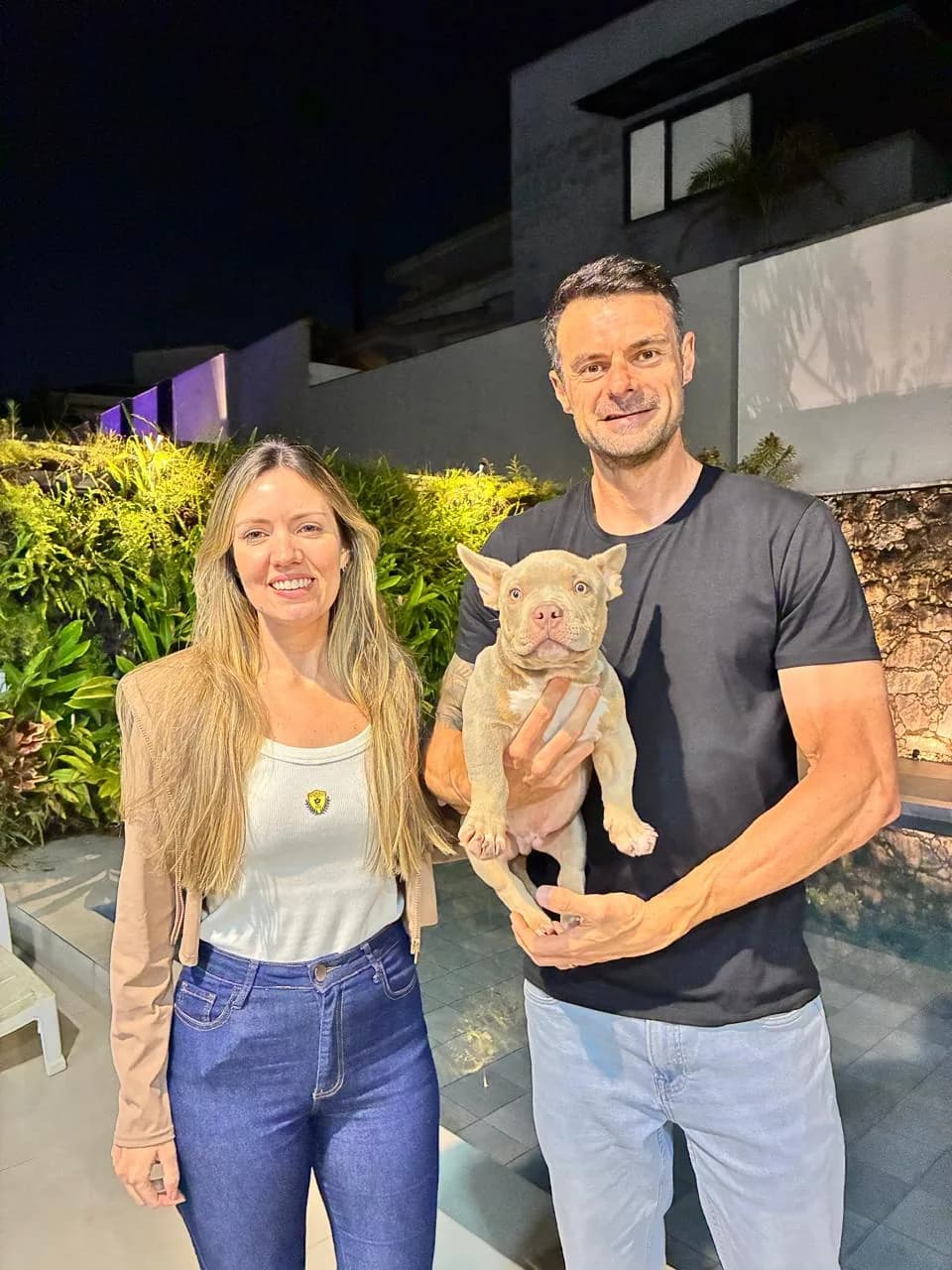 Família recebendo filhote de American Bully do canil TK2 Bullies