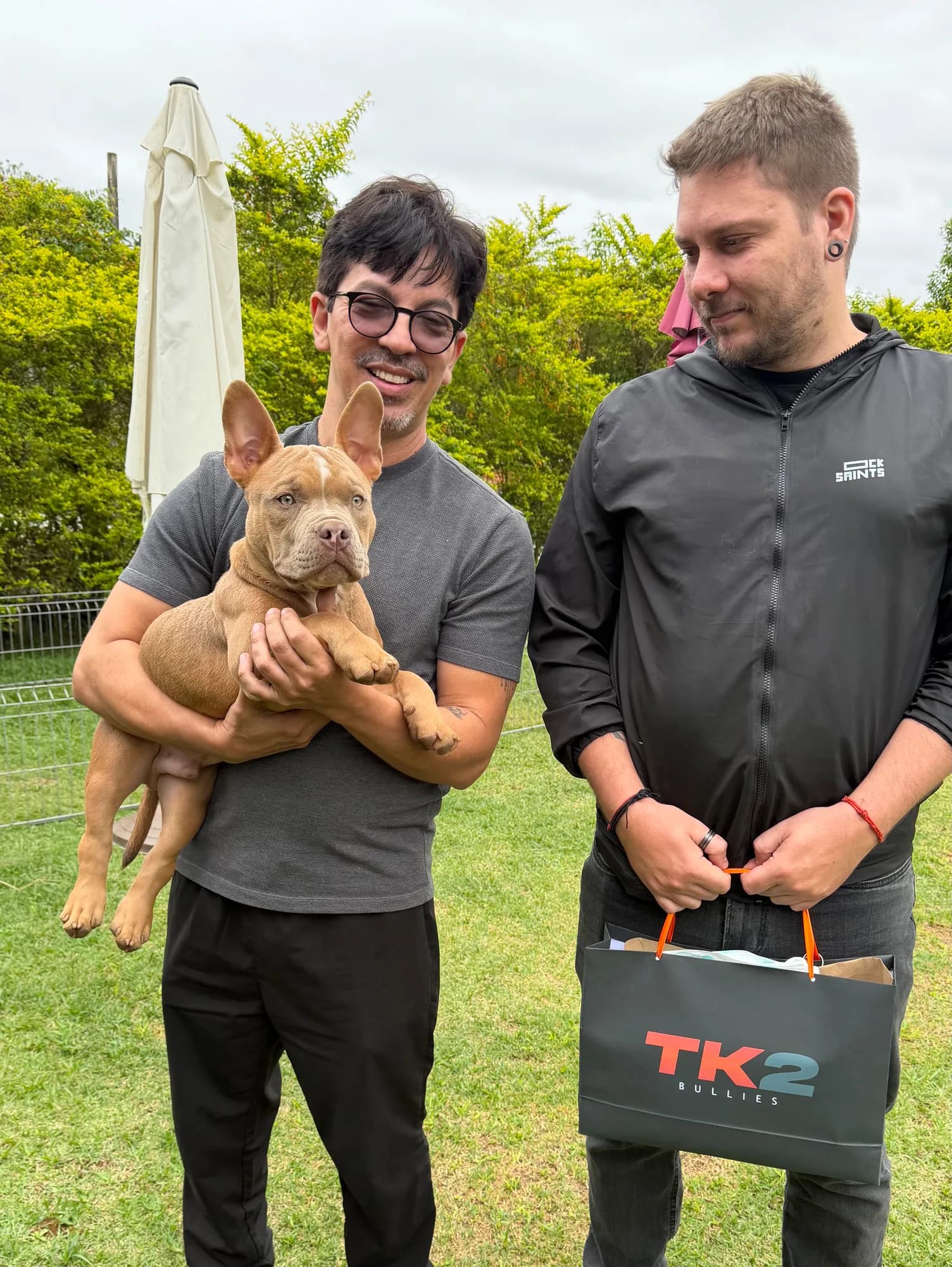 Família recebendo filhote de American Bully do canil TK2 Bullies