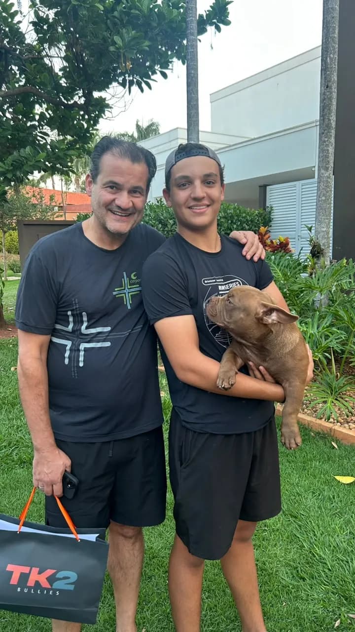Família recebendo filhote de American Bully do canil TK2 Bullies